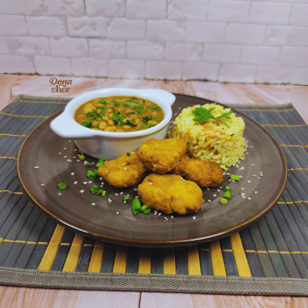 nuggets de frango, arroz c/ cenoura e feijão carioquinha